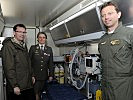 Minister Darabos (l.) mit Oberstleutnantarzt Sperandio und Major Willegger von der Lufttransportstaffel.