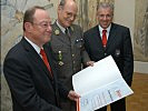 V.l.: Rotkreuzpräsident Siegi Gasser, Oberst Grißmann, Direktor Roland Gozzi.