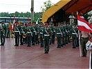 Die Militärmusik OÖ in Konzertaufstellung an der Donau.