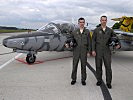 Perfekt auf ihrem Arbeitsgerät: Die beiden Oberleutnante Bernd Hofer (l.) und Mario Murero vor einer Saab 105.