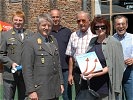 Allen voran gratulierte Generalmajor Winkelmayer (Zweiter von links) der 20.000sten Besucherin.