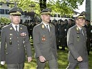 Militärkommandant Ebner (r.) schreitet mit dem stv. Kommandanten des Kommandos Einsatzunterstützung, Brigadier Gehart, und dem Leiter der Sanitätsanstalt die Front ab.