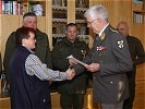 Brigadier Berktold übergibt den Scheck an die Kinderdorfmutter Frau Vrabic.