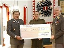 Brigadier Karl Berktold nimmt den Scheck entgegen.