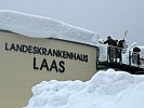 In Laas, Marktgemeinde Kötschach-Mauthen, befreien Soldaten das Krankenhaus von den Schneemassen.