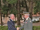 Karl Berktold begrüßte Leif Küller in der Riedenburg-Kaserne in Salzburg.