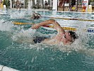 Die Athleten mussten unter anderem beim Schwimmen...