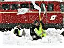 Immer wieder befreien Soldaten Bahnhöfe und Gleise von Eis und Schneemassen.