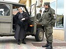 Schwester Johanna Schwab mit österreichischen Soldaten im Kosovo.