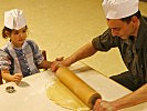 Soldaten und Kinder backen gemeinsam für den guten Zweck.