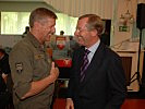 Generalmajor Heidecker im Gespräch mit LH-Stellvertreter Haslauer.