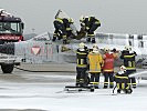 Soldaten des Luftfahrzeug-Rettungs- und ABC-Abwehrzuges bergen einen Piloten.