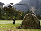 Hubschrauber aus Aigen transportierten Futter für das Almvieh.