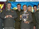 Generalmajor Segur-Cabanac mit dem für die Flieger geehrten Oberst Andreas Putz ...