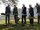 Generalmajor Raffetseder, Generalmajor Bair, Verteidigungsminister Platter, LH Pühringer und Brigadier Kurka (v.l.) beim Spatenstich.