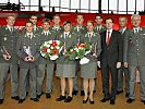 V.r.: Generalmajor Bernhard Bair, Oberst Gerhard Eckelsberger und Minister Norbert Darabos mit Sportlern des Bundesheeres.