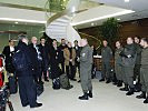 Streitkräfte-Kommandant Generalleutnant Günter Höfler (Mitte) mit der Delegation am Flughafen Schwechat.