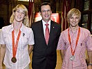 Minister Darabos mit Korporal Oblinger-Peters und Zugsführer Paischer.