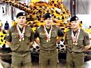 Hürner, Heinisser und Grabner mit dem Maskottchen der Swiss Tank Challenge, der "Leopardine".