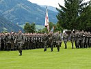 Feldzeichen und Ehrenkompanie marschieren ein.