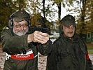 Miliz-Soldat in Aktion: Hauptmann Gottfried Tichy (l.) mit Vizeleutnant Hannes Winkler beim Schießen.