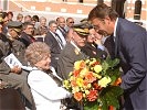 Ein spätes Dankeschön: Christa Szokoll, die Witwe des Verstorbenen, erhält Blumen vom Minister.
