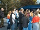 Frau Landeshauptmann Klasnic umzingelt von interessierten Schülern.