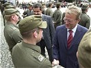 Persönlich wurde jedem Leutnant und Wachtmeister durch die Repräsentanten des Landes Kärnten per Handschlag zum neu erlangten Dienstgrad bzw. zum erfolgreichen Abschluss der Ausbildung gratuliert.