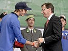 Minister Darabos mit Gregor Schlierenzauer, dahinter Heeressportler Wolfgang Loitzl.