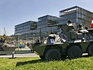 Die Soldaten der "Task Force" treffen vor dem Justizzentrum ein.