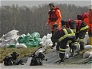 Pioniertaucher des Bundesheers reparieren undichte Stellen in den alten Dämmen.