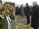 Gemeinsame Kranzniederlegung vor dem Karner, dem Gebeinhaus am Ortsfriedhof in Feldkirchen.