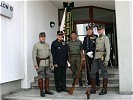 Oberstleutnant Pachinger flankiert von 2er Schützen.