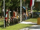 Die zum Festakt angetretenen Fahnenabordnungen.