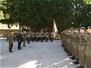 Der Ehrenzug der Stabskompanie beim Abschreiten der Front.