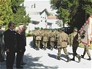 Das Feldzeichen des Jägerbataillons Salzburg beim Ausmarsch.