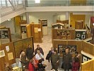 Militärsenior DDr. Trauner führt durch die Lutherausstellung.