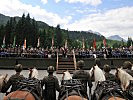 Zahlreiche Ehrengäste und Besucher fanden sich auf der speziellen Tribühne ein, einer Pionierbrücke 2000.