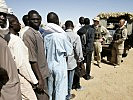 Österreichische Soldaten helfen im Tschad der notleidenden Bevölkerung.
