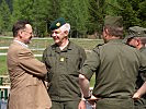 Taufpate Sebastian Eder im Gespräch mit Brigadier Karl Berktold.