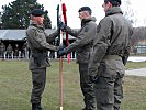 Oberstleutnant Liebrecht (l.) übernimmt von Brigadier Prader die Standarte des Verbandes.