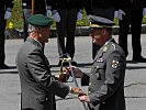 Oberst Fritz Bieler (l.) gibt den Kommandanten-Säbel an Oberst Franz-Peter Krug weiter.