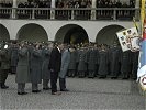 Generalmajor Ebner und Brigadier Spath schreiten gemeinsam mit Minister Platter, Landeshauptmann Haider und Generalleutnant Höfler die Front ab.