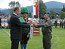 Bürgermeister Rupert Winter überreicht Oberst Richard Gruber das Ehrensignalhorn.