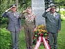 Beim Denkmal von Captain J. J. Hayes: US-Sergeant "Mickey Dorsey", m.