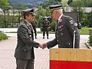 Brigadier Berktold (r.) bedankt sich bei Major Wallner für die Arbeit der letzten Jahre.