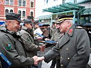 Militärkommandant Generalmajor Gunther Spath (r.) mit den Soldaten der Staffel.