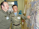 Ein Offizier aus Kasachstan bespricht den weiteren Einsatz.