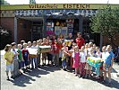 Gerda Lerchner, Ingeborg Oberhauser, Christian Seidl und Klaus Salmhofer (v. l.) mit den fleißigen Kindern der Volksschule Eisteich.