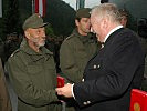 Bürgermeister Michael Häupl überreicht die Einsatzmedaille des Landes Wien an Vizeleutnant Ewald Himmelreich.